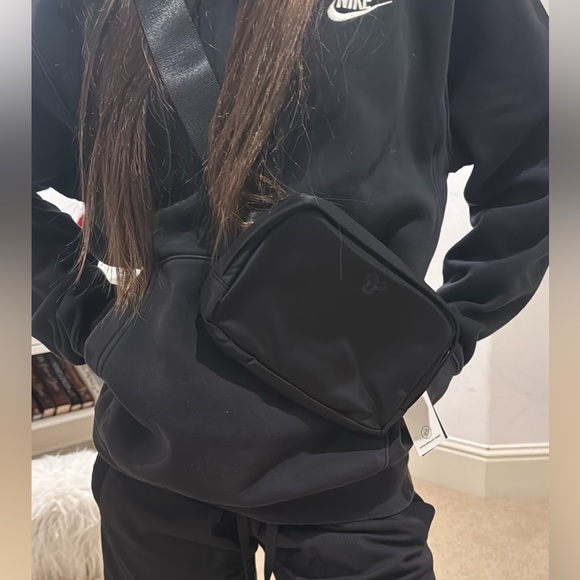 Aritzia Belt Bag - Picture 4 of 4